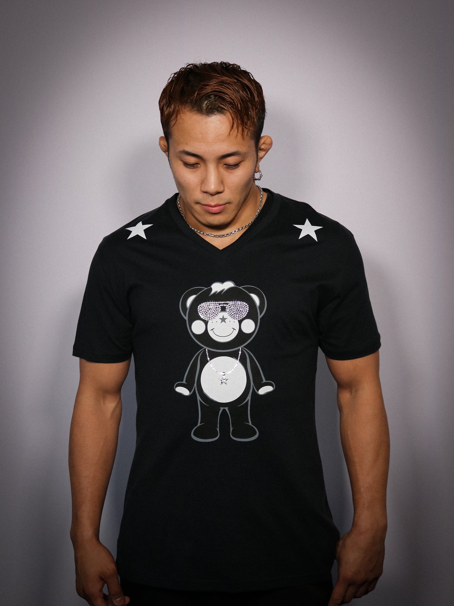 新居すぐる がtシャツ着てる