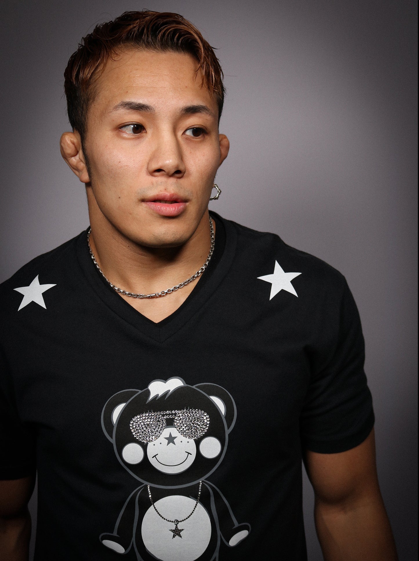 新居すぐる がtシャツ着てるのアップ